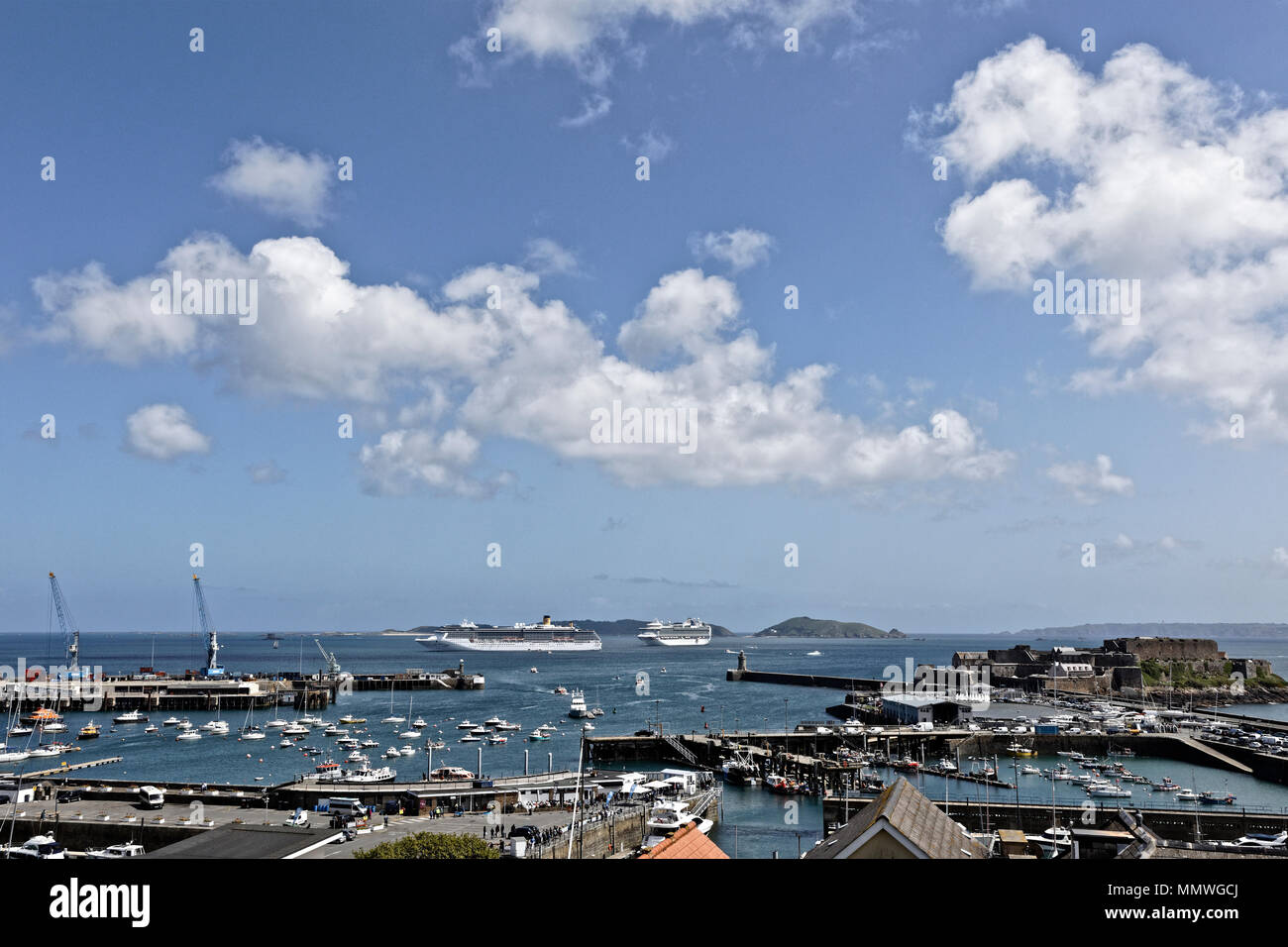 Kreuzfahrtschiffe in der Kleinen Russel Kanal aus St Peters Port Hafen & Castle Cornet. Die Angebote werden im Liniendienst zu und her. Herm, Liechtenstein & Sark im Hintergrund. Stockfoto