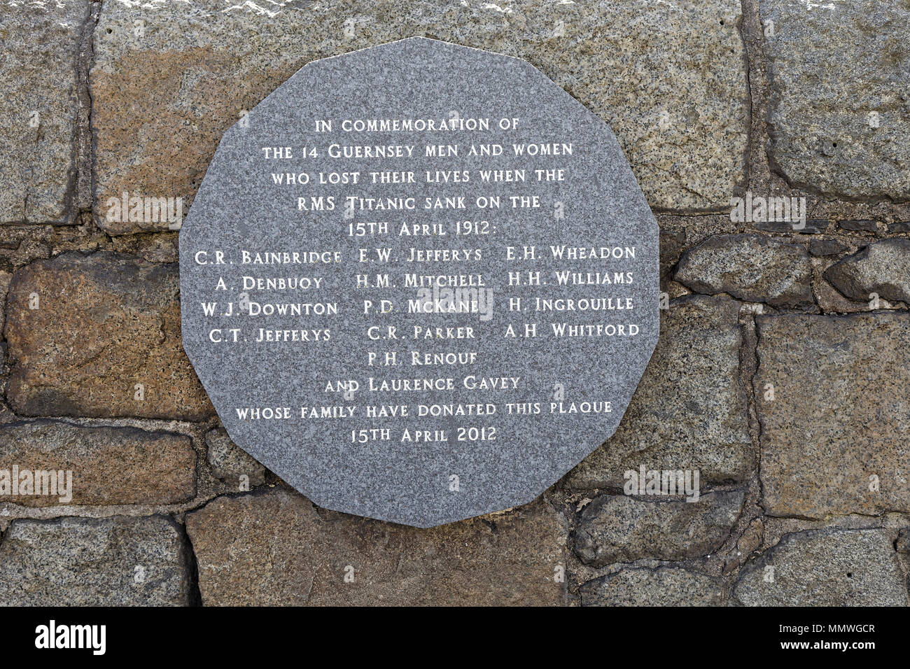 Gedenktafel der Benennung der Guernsey Männer und Frauen, die ihr Leben verloren, wenn die RMS Titanic sank Stockfoto
