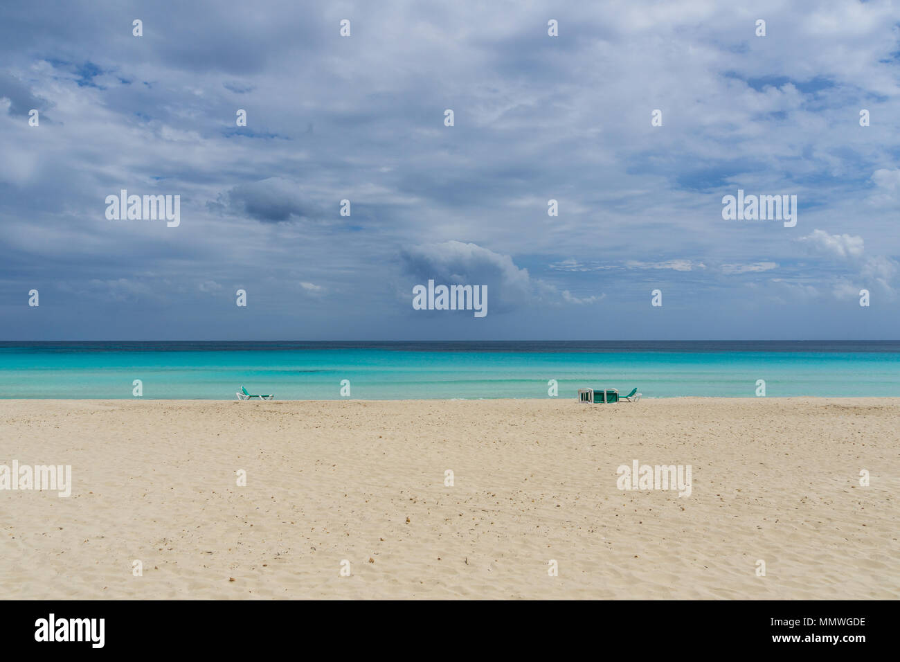 Mallorca, perfekte blaue Wasser am Strand Paradies mit Liegestühlen Stockfoto