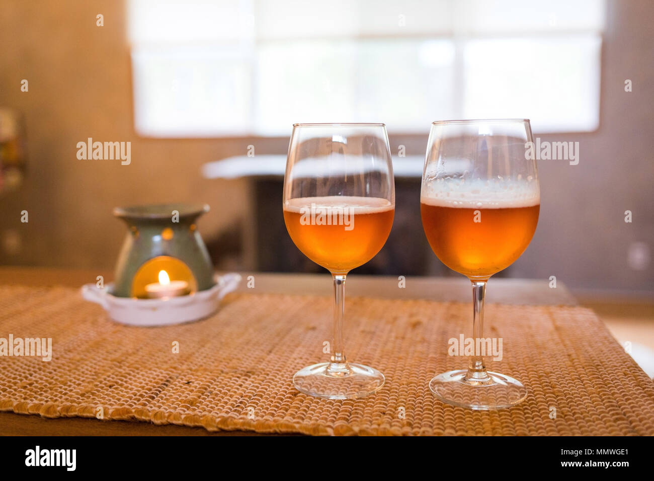 Biergläser mit Aroma Lampe romantische Zeit am Kamin innen Stockfoto