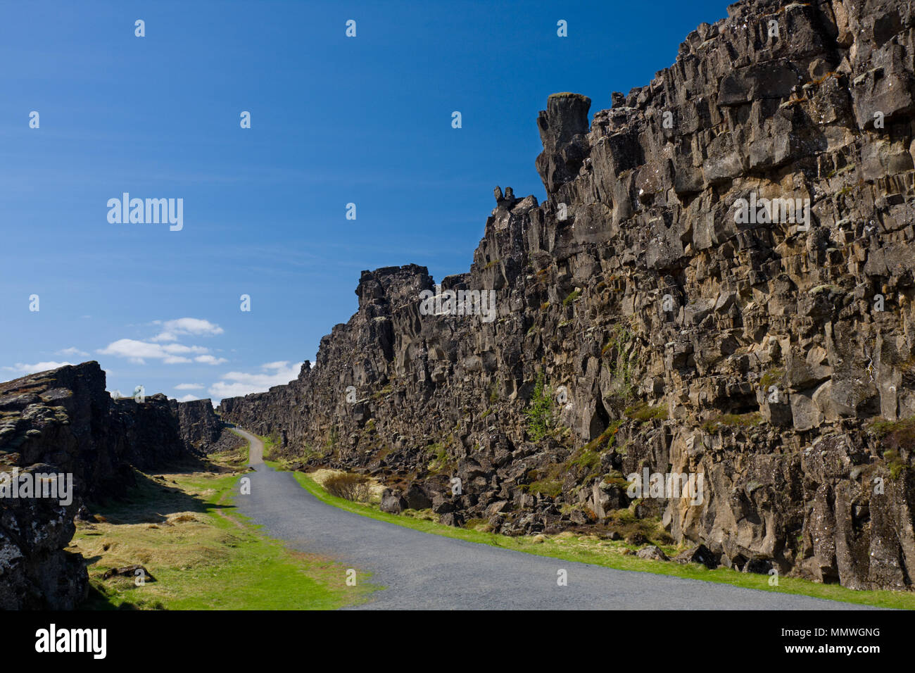 Die größte Störung oder Riss im Thingvellir, Island mit dem Pfad für die Besucher. Stockfoto