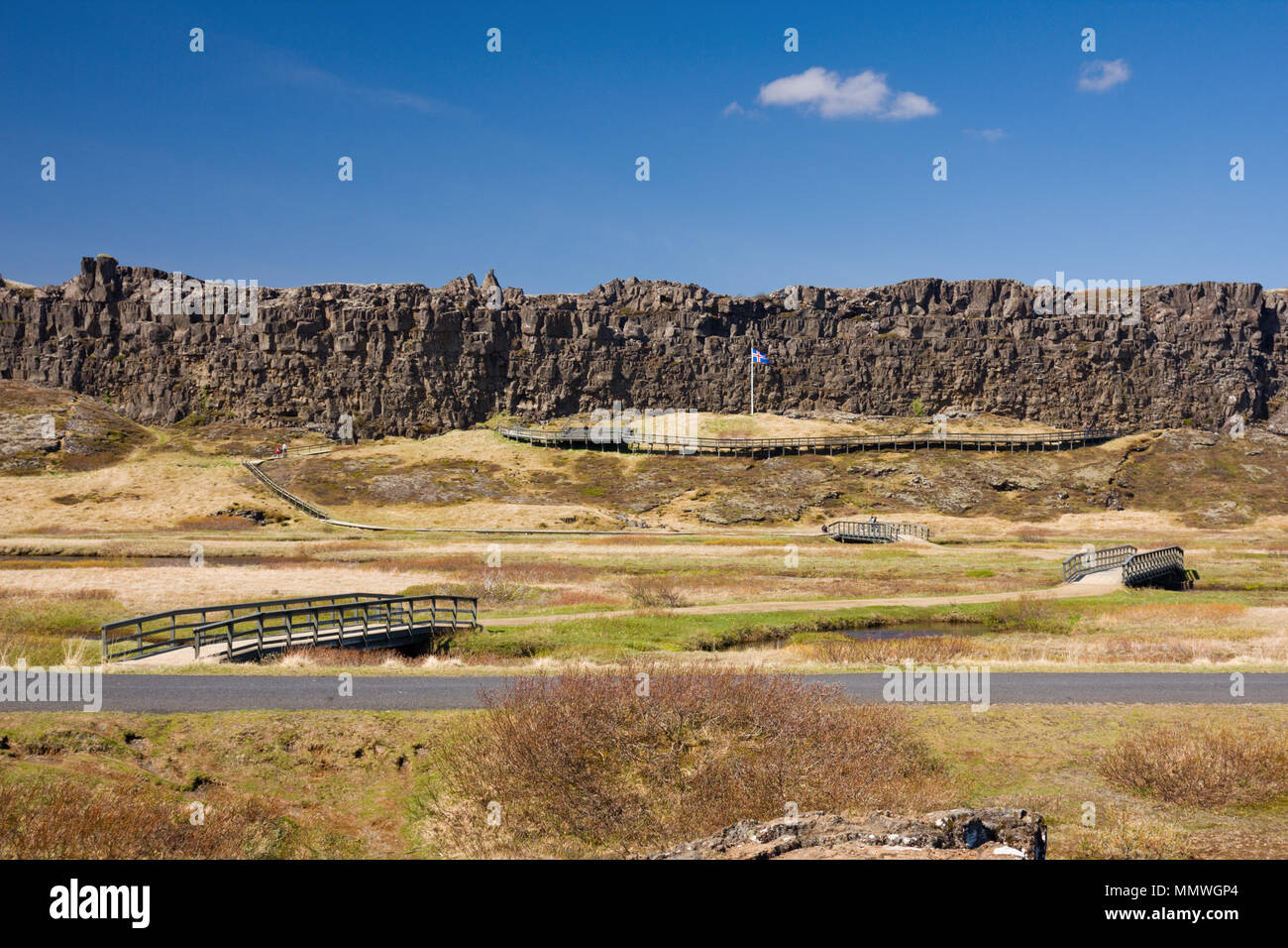 Blick über die Brücken, die den Oxara Fluss ein isländischer Flagge und der Almannagja Störung kreuzen. Stockfoto