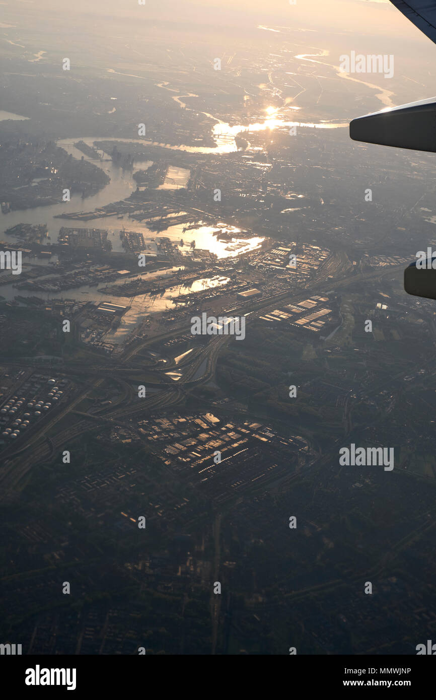 Fliegen früh am Morgen mit dem Flugzeug über dem Bereich rund um Rotterdam, Niederlande Stockfoto