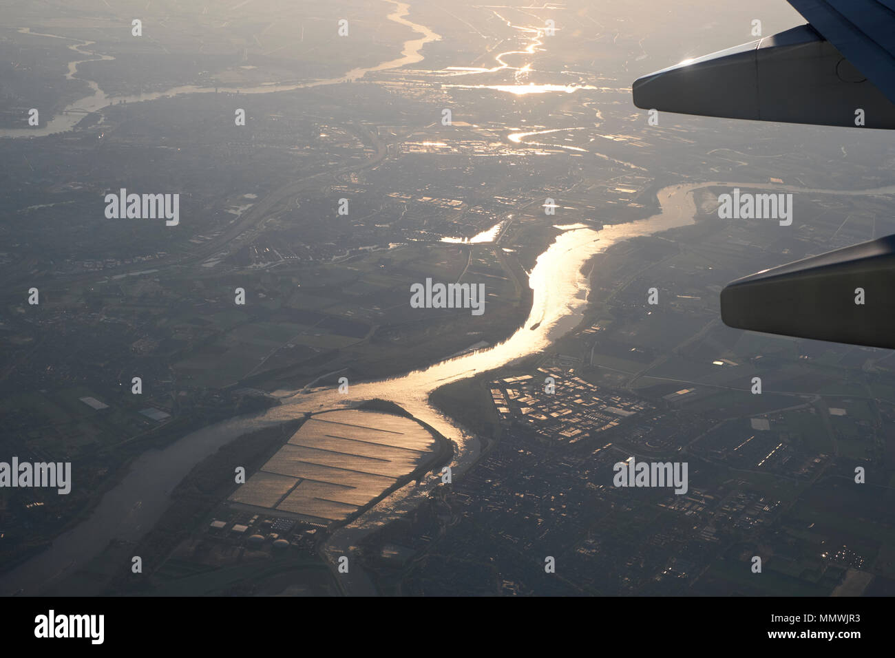 Fliegen früh am Morgen mit dem Flugzeug über dem Bereich rund um Rotterdam, Niederlande Stockfoto