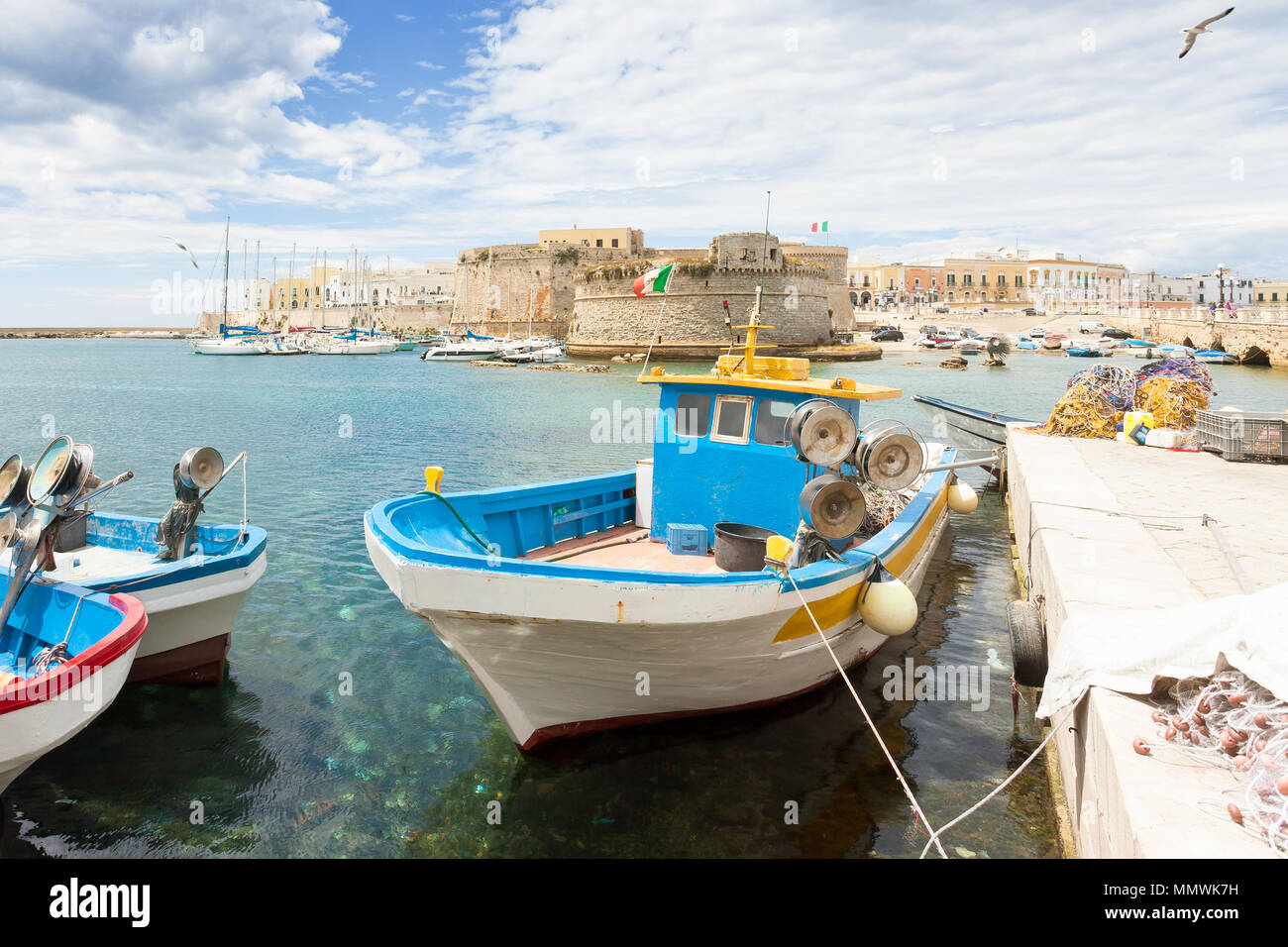 Gallipoli, Apulien, Italien - Fischerboot im Hafen vor der Stadtmauer Stockfoto