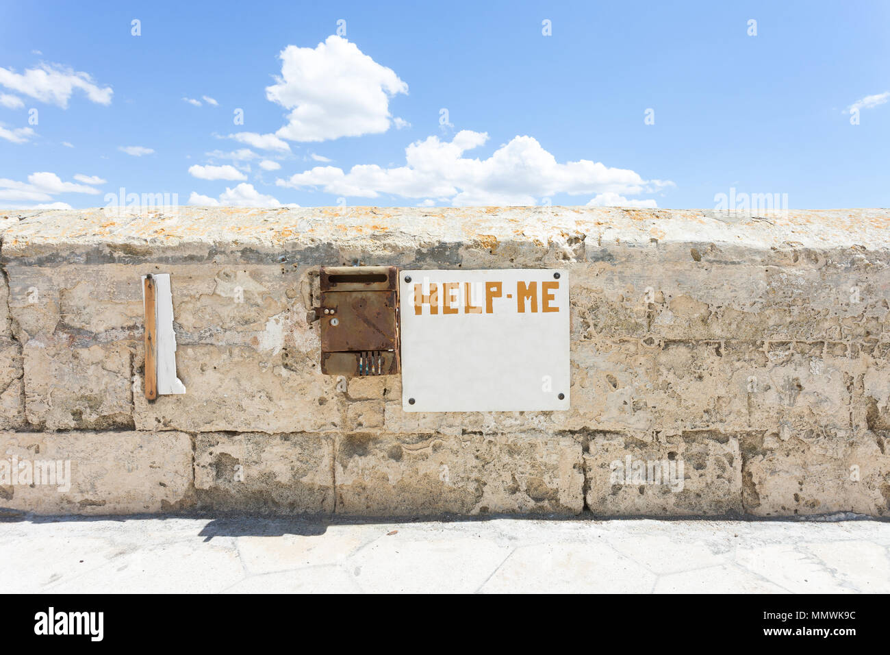 Gallipoli, Apulien, Italien - eine tote alte Brief Kasten an der historischen Stadtmauer Stockfoto