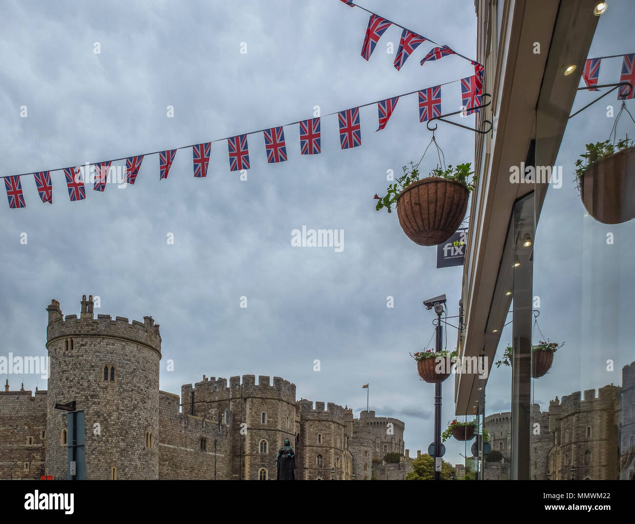 Schloss Windsor und GB Flag bunting bereit für königliche Hochzeit Stockfoto