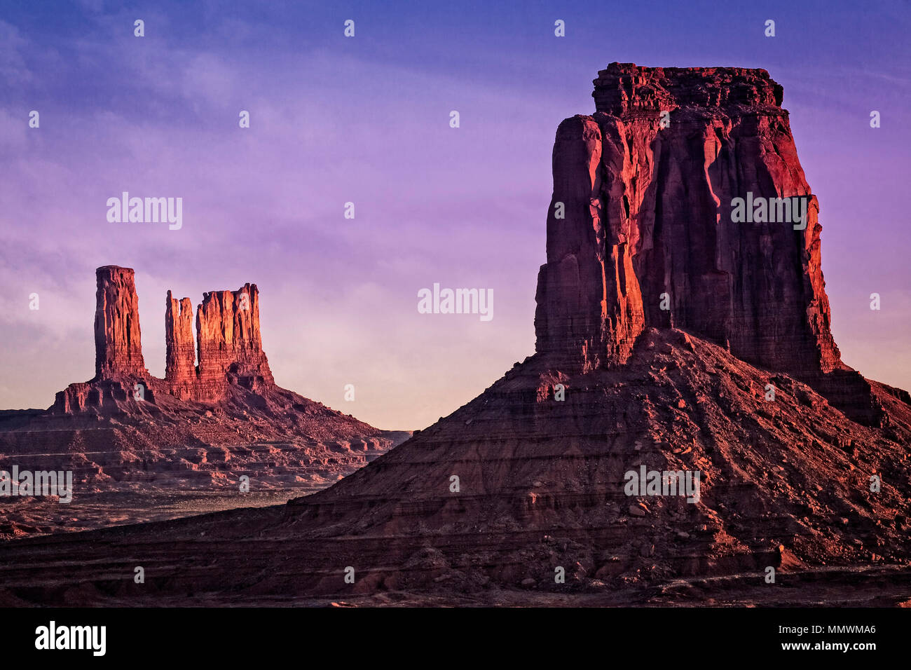 Im Westen Fäustling und Schloss Butte im Monument Valley.  Arizona und Utah. Stockfoto