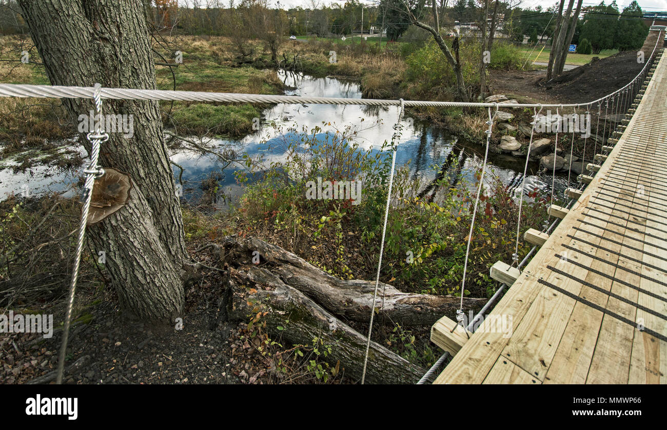 Hängebrücke für Fußgänger und Wanderer. Stockfoto