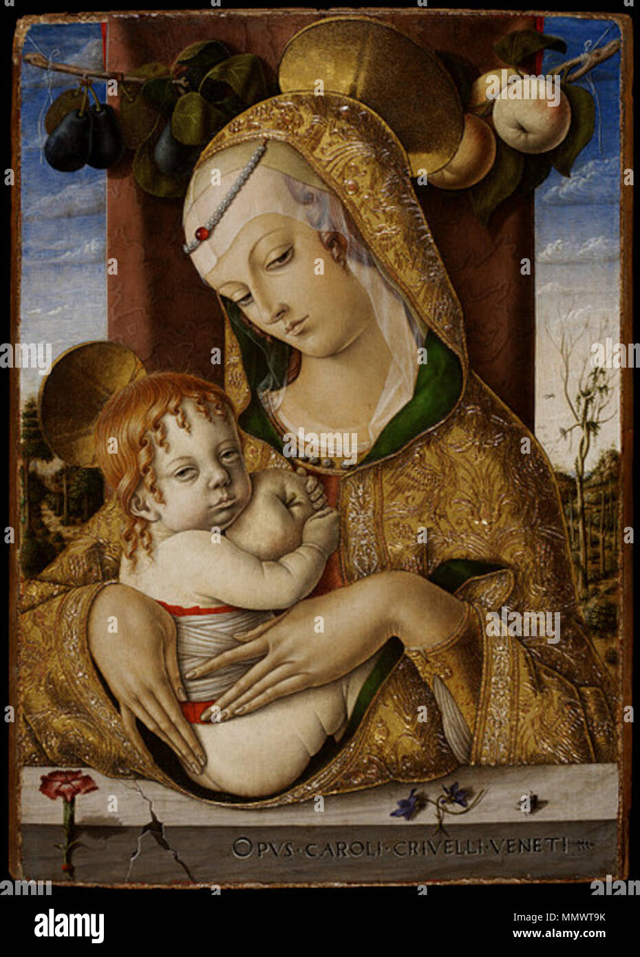 . Englisch: Dies ist eine kleine Andacht Bild. Erinnern Mantegnas Gemälde Es gibt Pfirsiche und Feigen über Maria. Ihre christlichen symbolischen Bedeutungen beziehen sich auf die Geschichte von Jesus Christus: Erlösung (Pfirsich) und Fruchtbarkeit (Abb.). Auf der brüstung sind die Rosa oder Nelke, Symbol der Passion Christi während Veilchen sind Marian blumen Verbesserung der Jungfrau Demut und Reinheit. Die Fliege auf der Brüstung ganz rechts, steht für das Böse, das Opfer Christi. Madonna und Kind. ca. 1480. Crivelli, Madonna col Bambino v&AMP;a Stockfoto