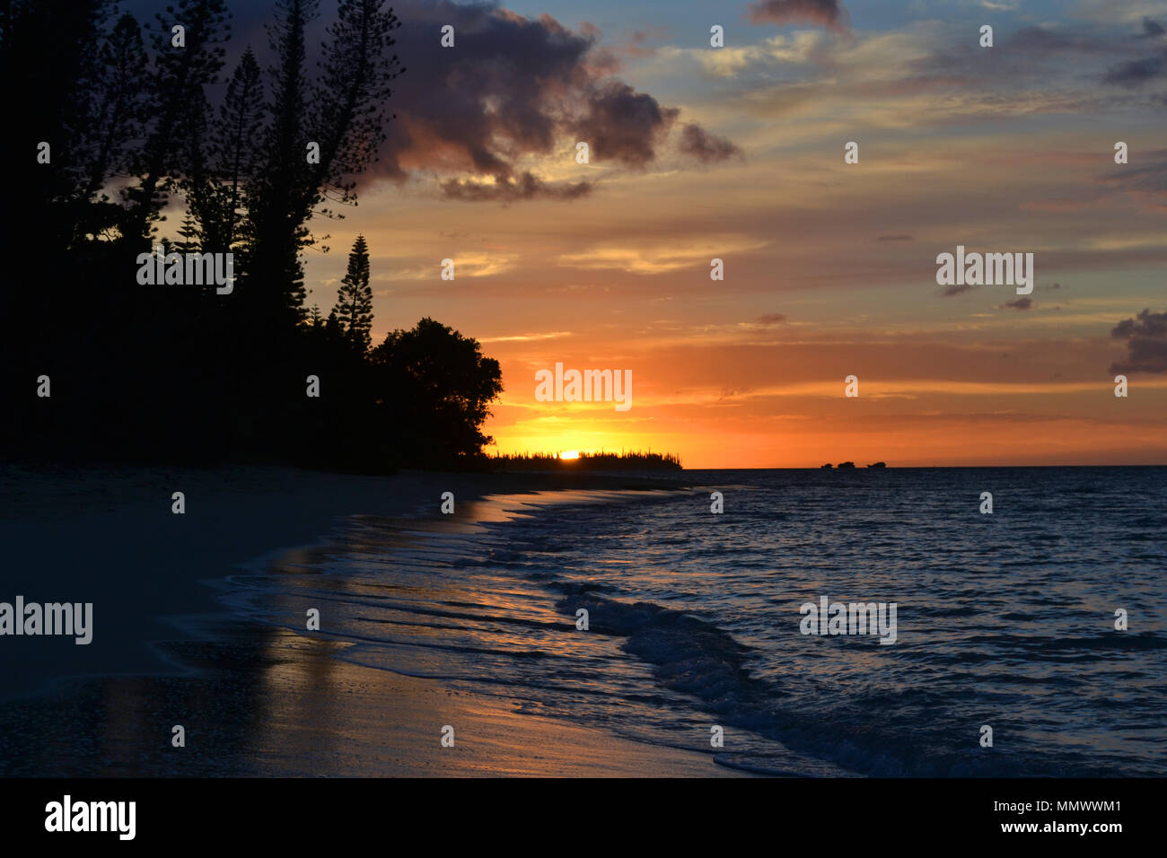 Sonnenaufgang am Strand Koueney, Isle of Pines, Neukaledonien, South Pacific Stockfoto