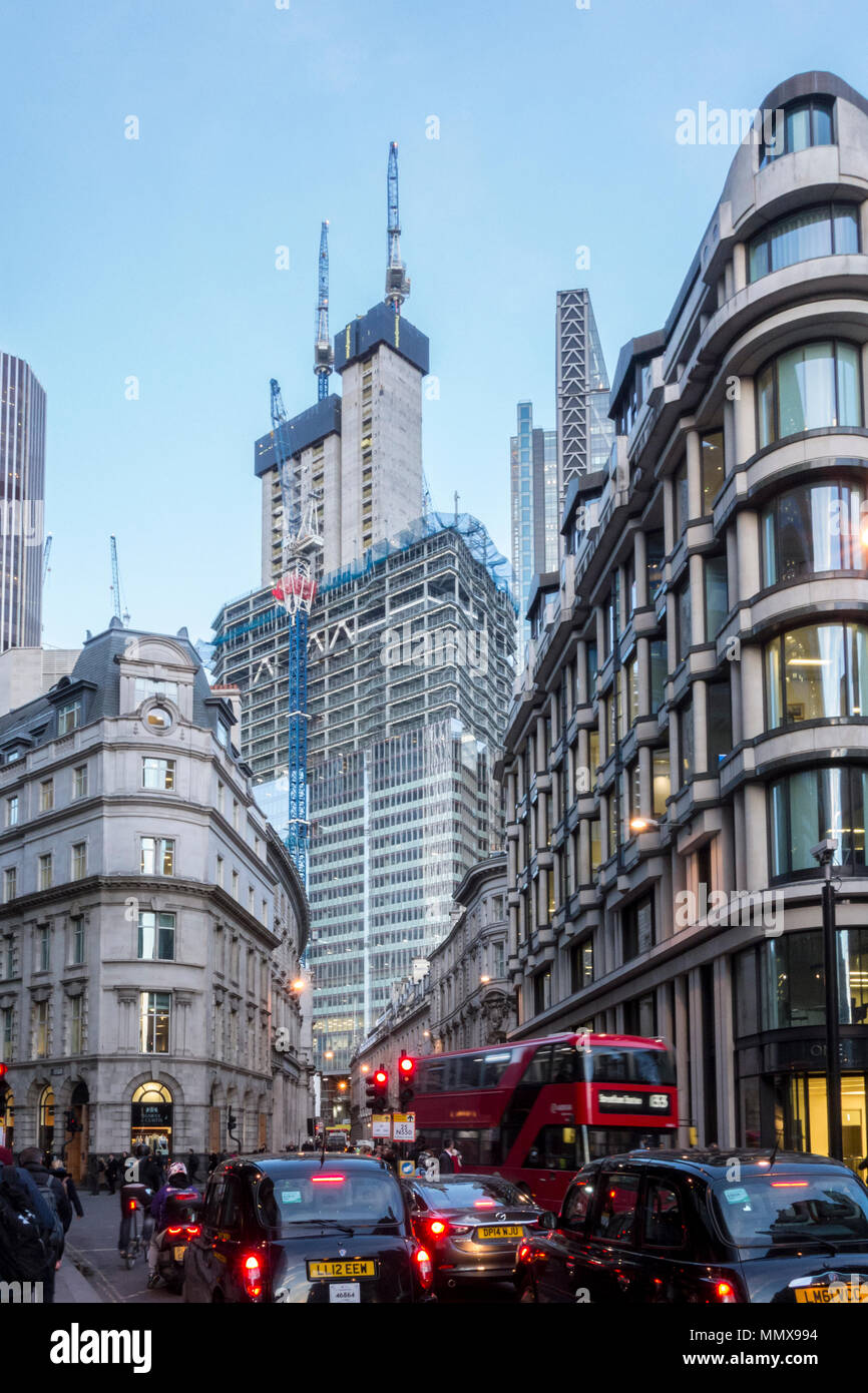 Bau von 22 Bishopsgate Wolkenkratzer Turm in der Stadt London, UK gesehen von Threadneedle Street Stockfoto