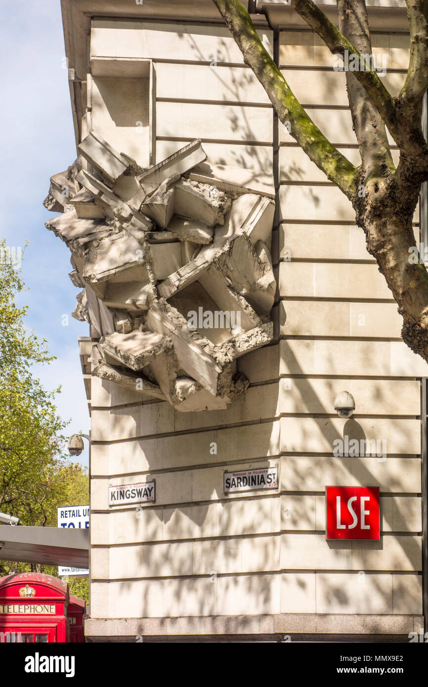 Platz der Baustein Skulptur von Richard Wilson, LSE Gebäude, Kingsway/Sardinien Street, London, UK Stockfoto