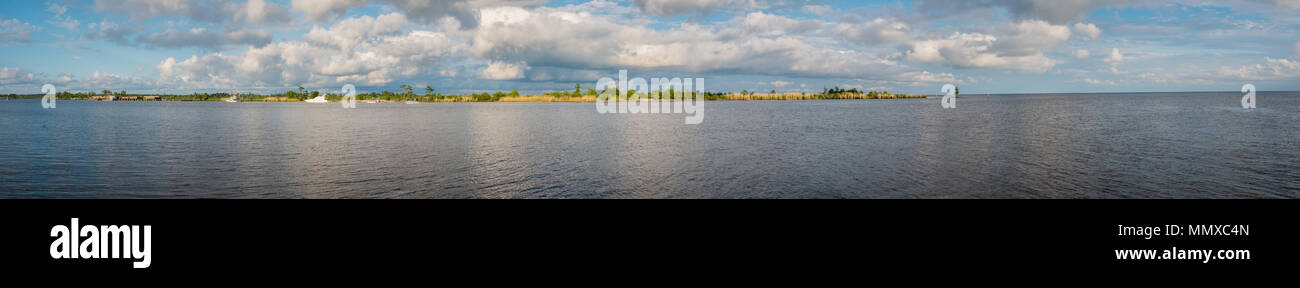 Eine herrliche Szene aus See Pontchartrain in Louisiana bei Sonnenuntergang. Stockfoto