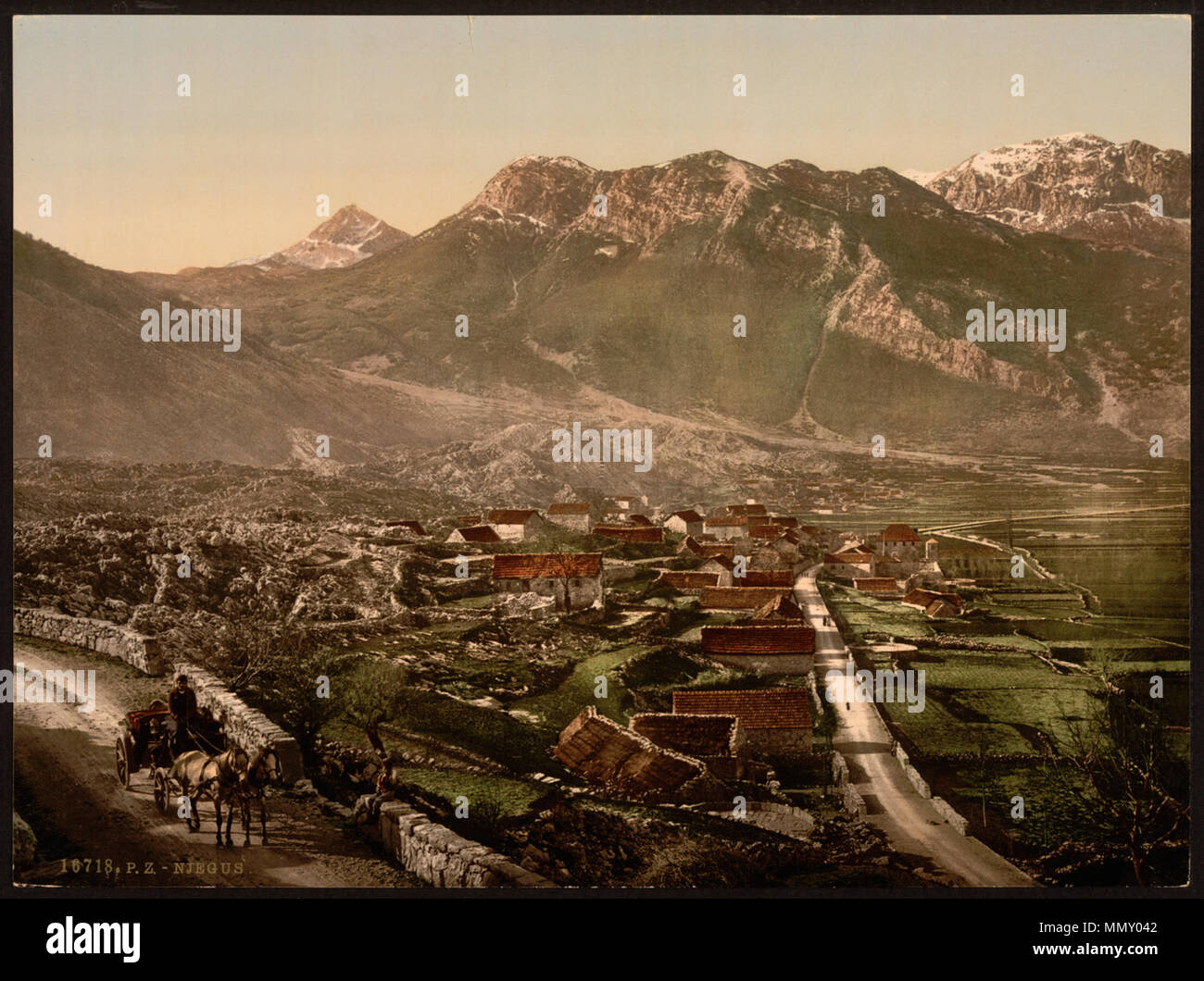 . Русский: Этот цветной снимок конца XIX века относится к серии Черногории', 'Виды входящей в каталог Детройт Паблишинг Кампани компании''. На нем изображен вид с Ньегуса, который в Австрия издании Бедекера', а также Венгрия, Трансильвания, Далмация Босния и" (1900 г.) описывается как 'родовое поместье правящей семьи и колыбель, где зародились войны за независимость Черногории'. "Детройт Фотографик Кампани была основана в конце" 1890 годов в качестве издательской компании, выпускающей фотопродукцию, из бизнесменом Уильямом Детройта, А. Ливингстоном младшим совместно с фотографом и фотоиздател Stockfoto