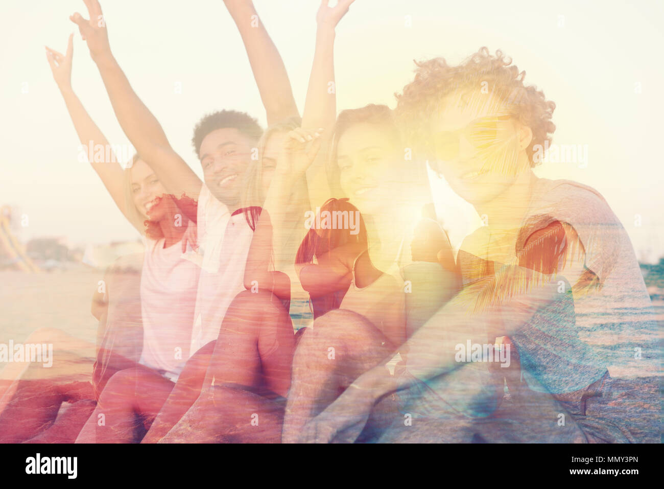 Gruppe von Happy Freunden Spaß an der Ocean Beach. Double Exposure Stockfoto