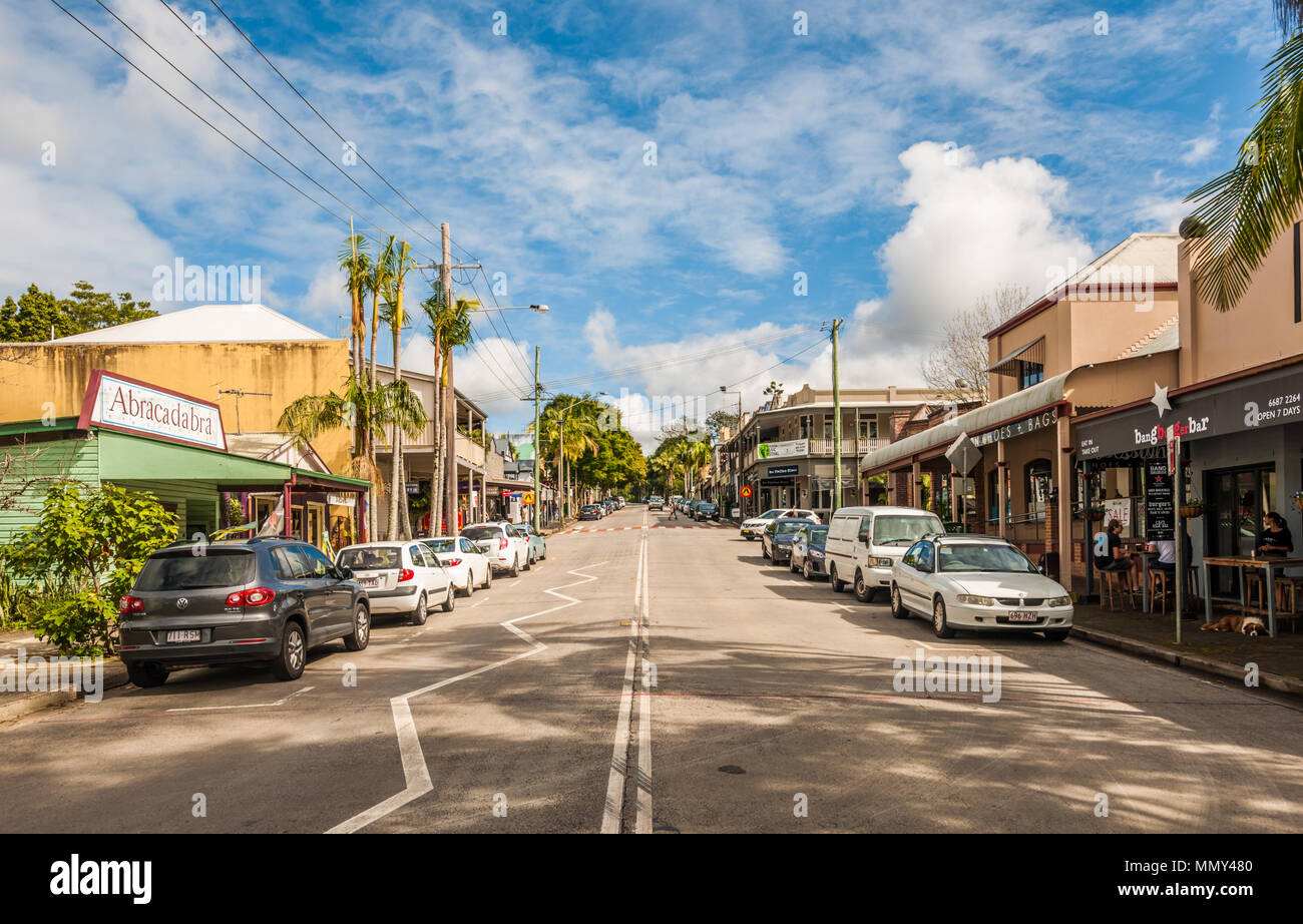 Byron Street, der Hauptverkehrsstraße von Bangalow, New South Wales, Australien, Blick nach Westen aus der Ecke der Station Lane. Stockfoto