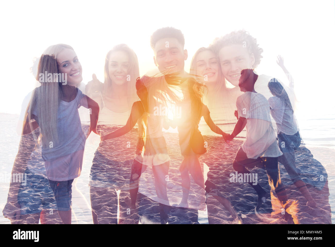Gruppe von Happy Freunden Spaß an der Ocean Beach. Double Exposure Stockfoto