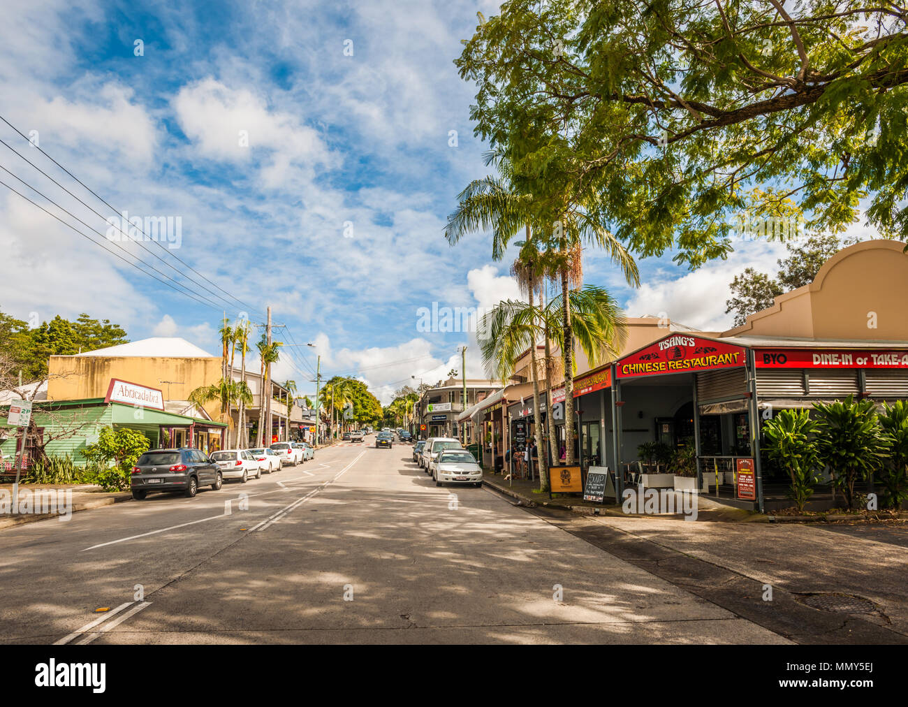 Byron Street, der Hauptstraße durch Bangalow, New South Wales, Australien, Blick nach Westen aus der Ecke der Station Lane Stockfoto