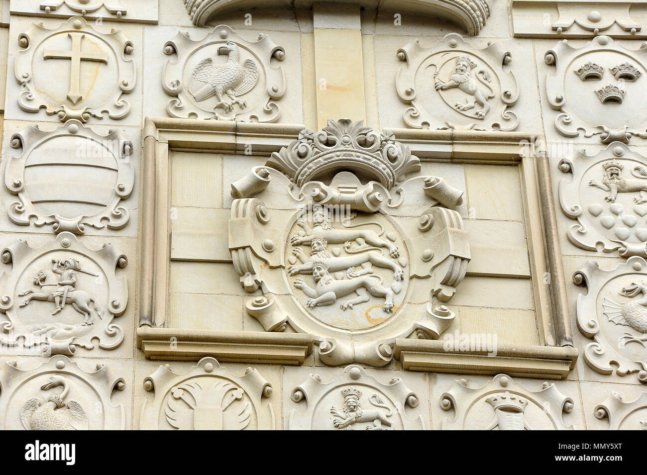 Nahaufnahme der Dänische Wappen über dem Tor in Frederiksborg Castle, horsholm, Dänemark. Schönes Detail, drei Löwen unter einer Krone, Stockfoto