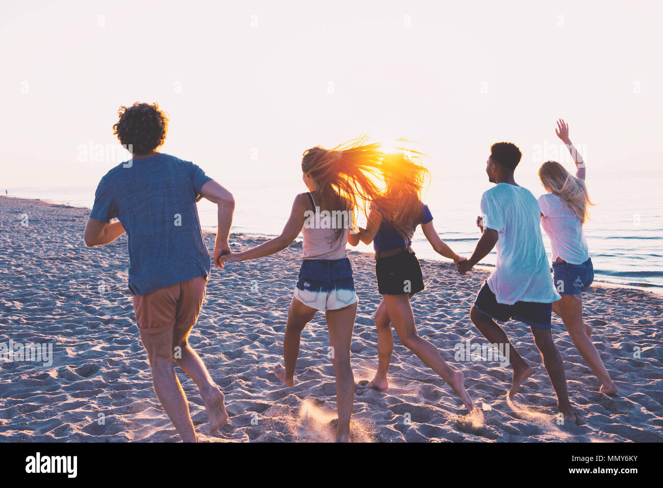 Gruppe der happy Friends, die Spaß am Strand Stockfoto