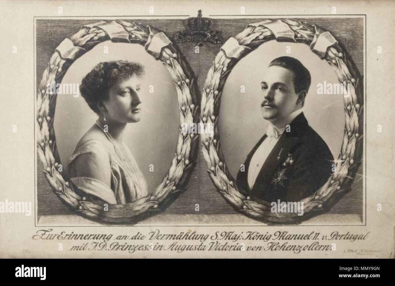 . Englisch: Gravur über die Hochzeit von König Manuel II. von Portugal mit Prinzessin Augusta Victoria von Hohenzollern, im Jahr 1913. Português: Gravura alusiva Ao casamento de D. Manuel II. com a Princesa Augusta Victoria de Hohenzollern, em 1913. Gravura alusiva Ao casamento de D. Manuel II. com a Princesa Augusta Victoria de Hohenzollern, em 1913 Stockfoto