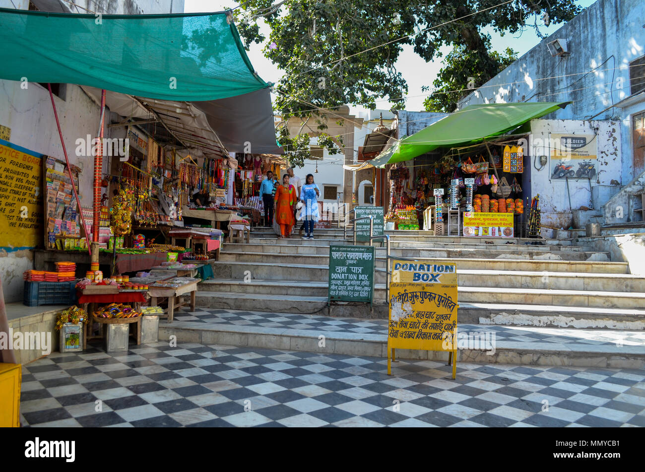 Pushkar, Rajasthan, Indien - Januar 16, 2018: die Gläubigen an der heiligen Pushkar Sarovar Ghat in Pushkar, Rajasthan, Indien. Stockfoto