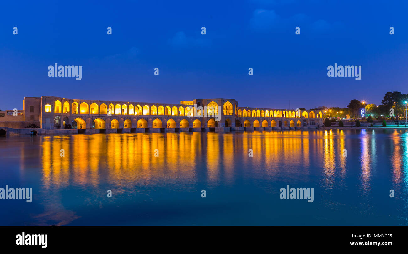 ISFAHAN, IRAN - 28. APRIL 2015: Nicht identifizierte Personen in der alten Khaju Brücke ruht, (Pol-e Khaju), in Isfahan, Iran Stockfoto