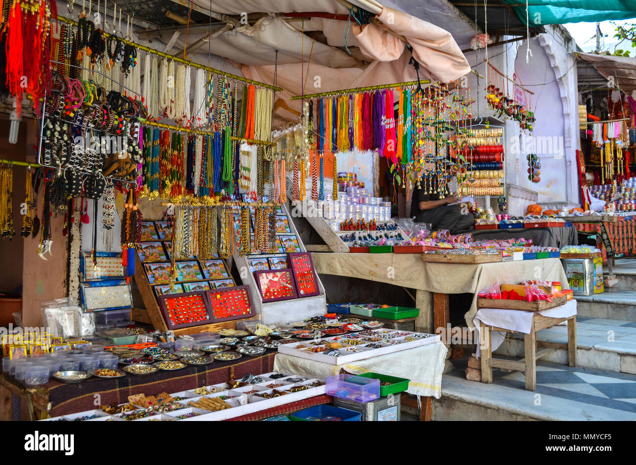 Pushkar, Rajasthan, Indien - 23. Mai 2008: Halsketten, Perlen, Schmuck, Edelsteine, Armbänder, Ohrringe, Armreifen und hingebungsvoll Objekt shop in Pushkar. Stockfoto