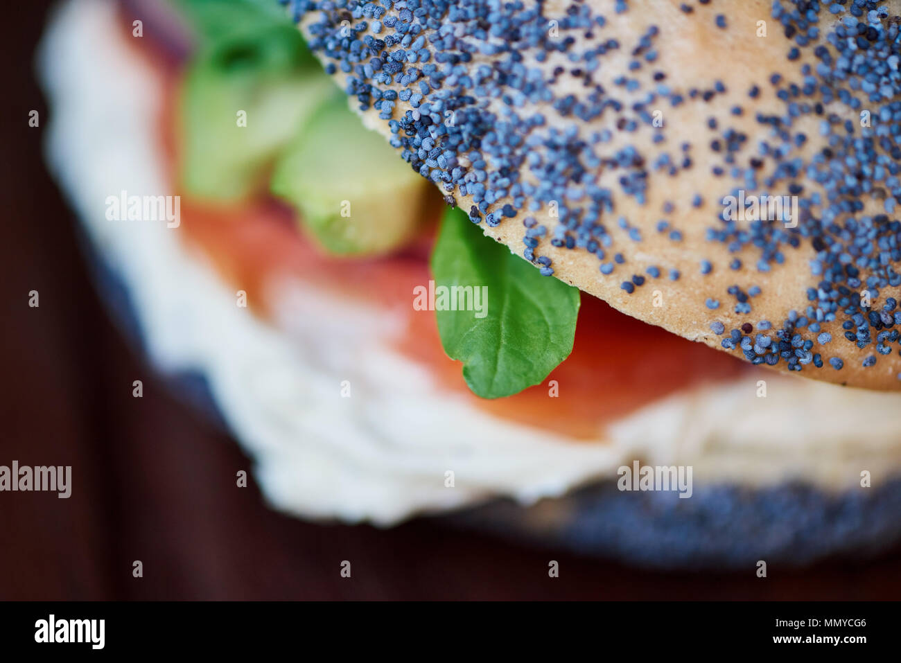 Lecker Lachs und Frischkäse Bagel auf einer Platine Stockfoto