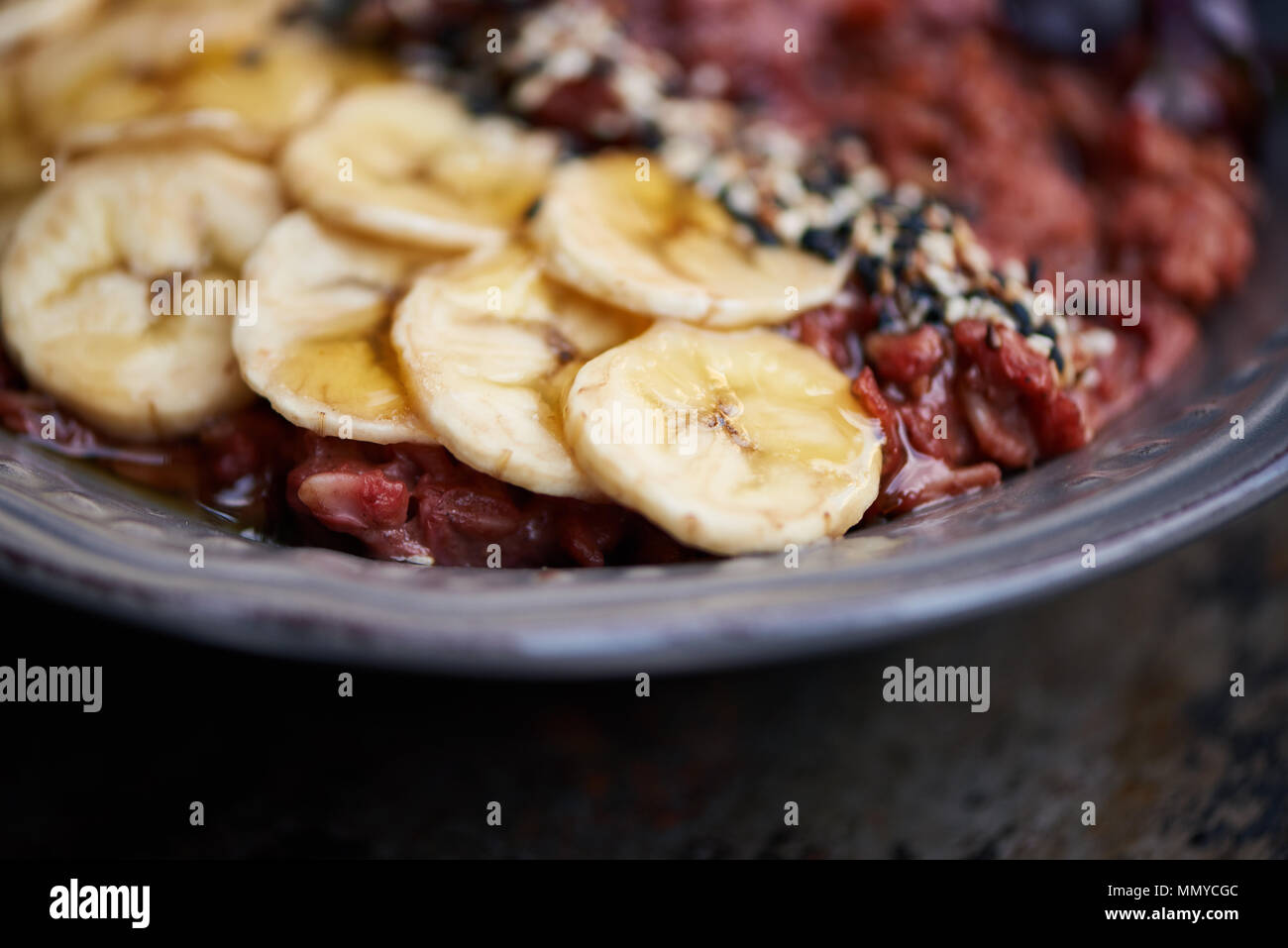 Frühstück Schüssel von Rüben, Banane und Hafer auf einem Tablett Stockfoto