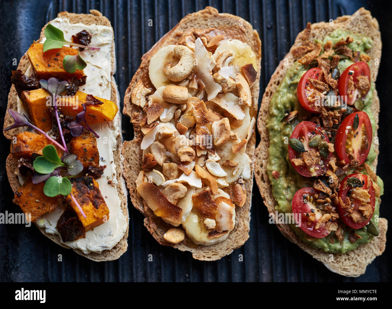 Auswahl an leckeren Sandwiches geöffnet konfrontiert in einer Pfanne sitzt Stockfoto