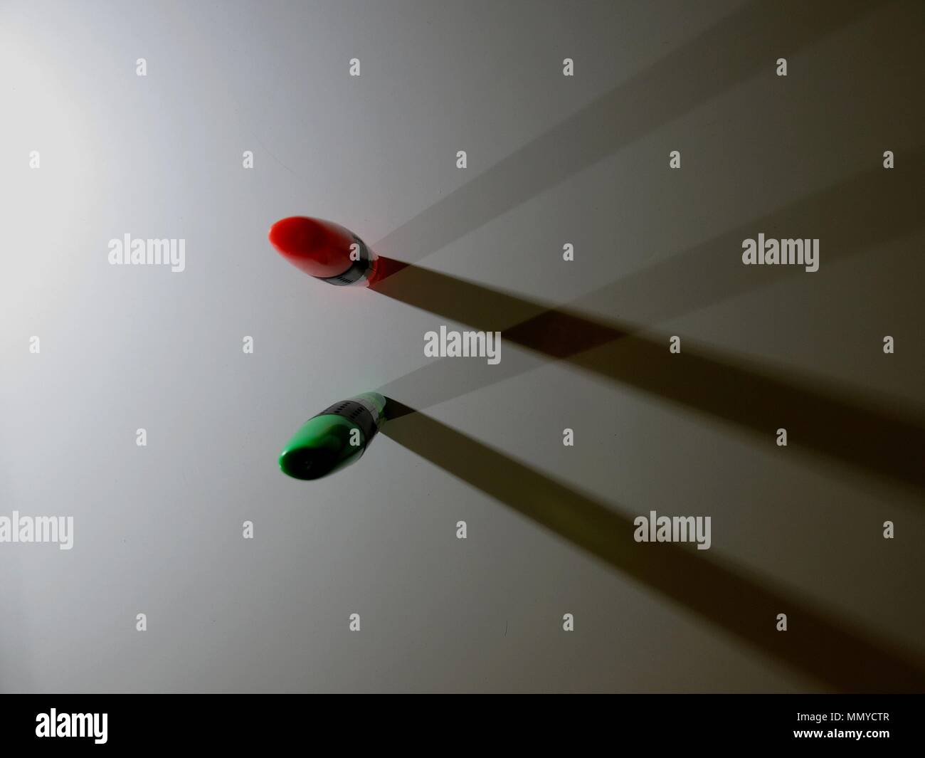 Textmarker Casting Shadows auf weißem Hintergrund. Stockfoto