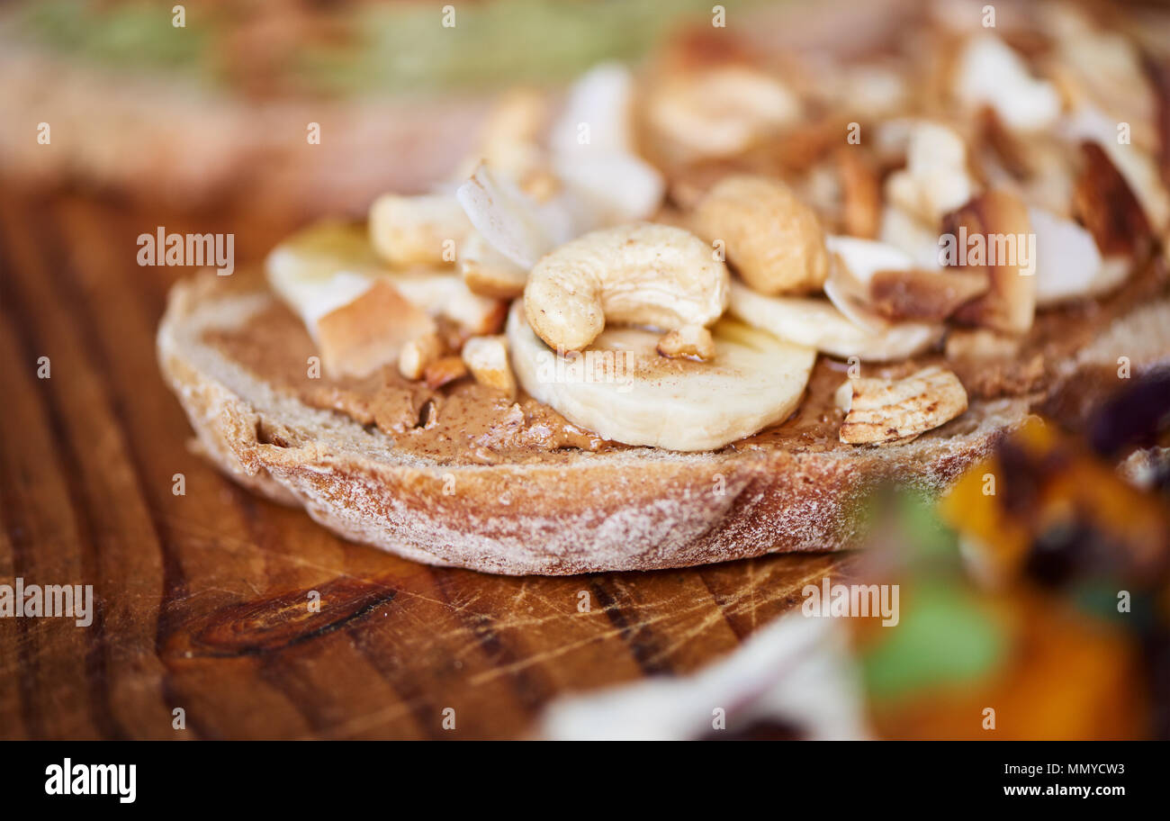 Rustikale Erdnussbutter, Banane und Cashew-nuss öffnen konfrontiert Sandwich Stockfoto