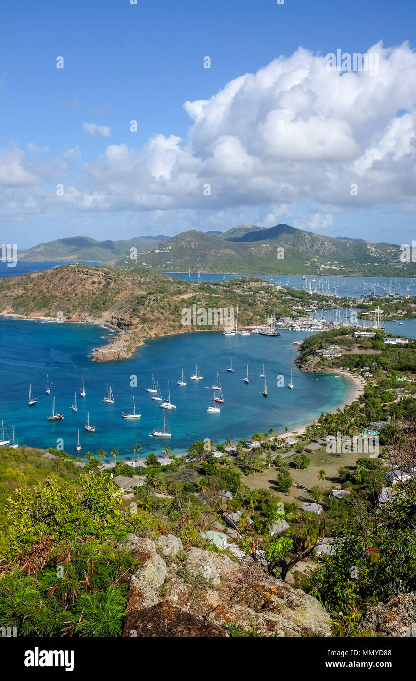 Antigua Inseln der Kleinen Antillen in der Karibik West Indies - berühmten Blick von Shirley Heights auf English Harbour und Falmouth Harbour Foto Stockfoto