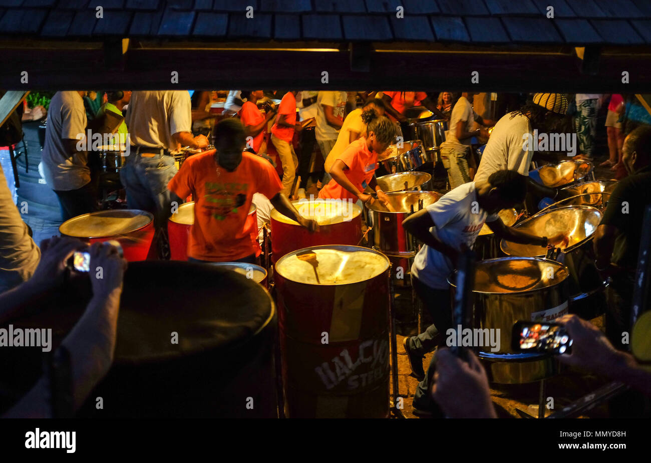 Antigua Inseln der Kleinen Antillen in der Karibik West Indies - Shirley Heights Halcyon Steel Band Orchester Stockfoto