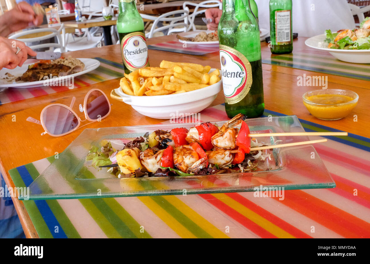 Antigua Inseln der Kleinen Antillen in der Karibik West Indies - Typische bar Cafe Mittagessen der würzige Garnelen Garnelen Kebab mit Pommes frites oder Chips Stockfoto