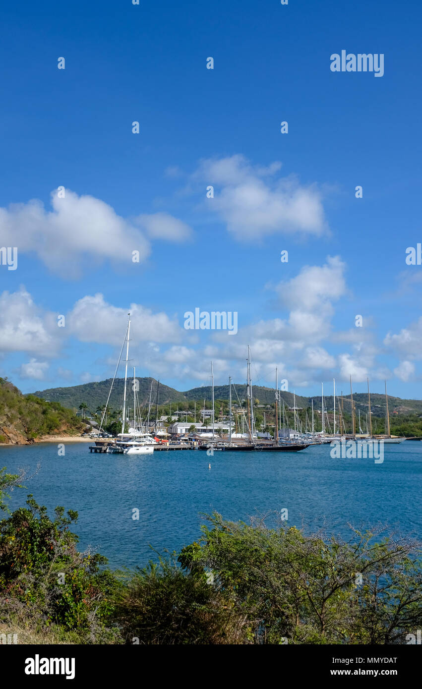 Antigua Inseln der Kleinen Antillen in der Karibik West Indies - Yachten in English Harbour für Antigua Sailing Week günstig Stockfoto