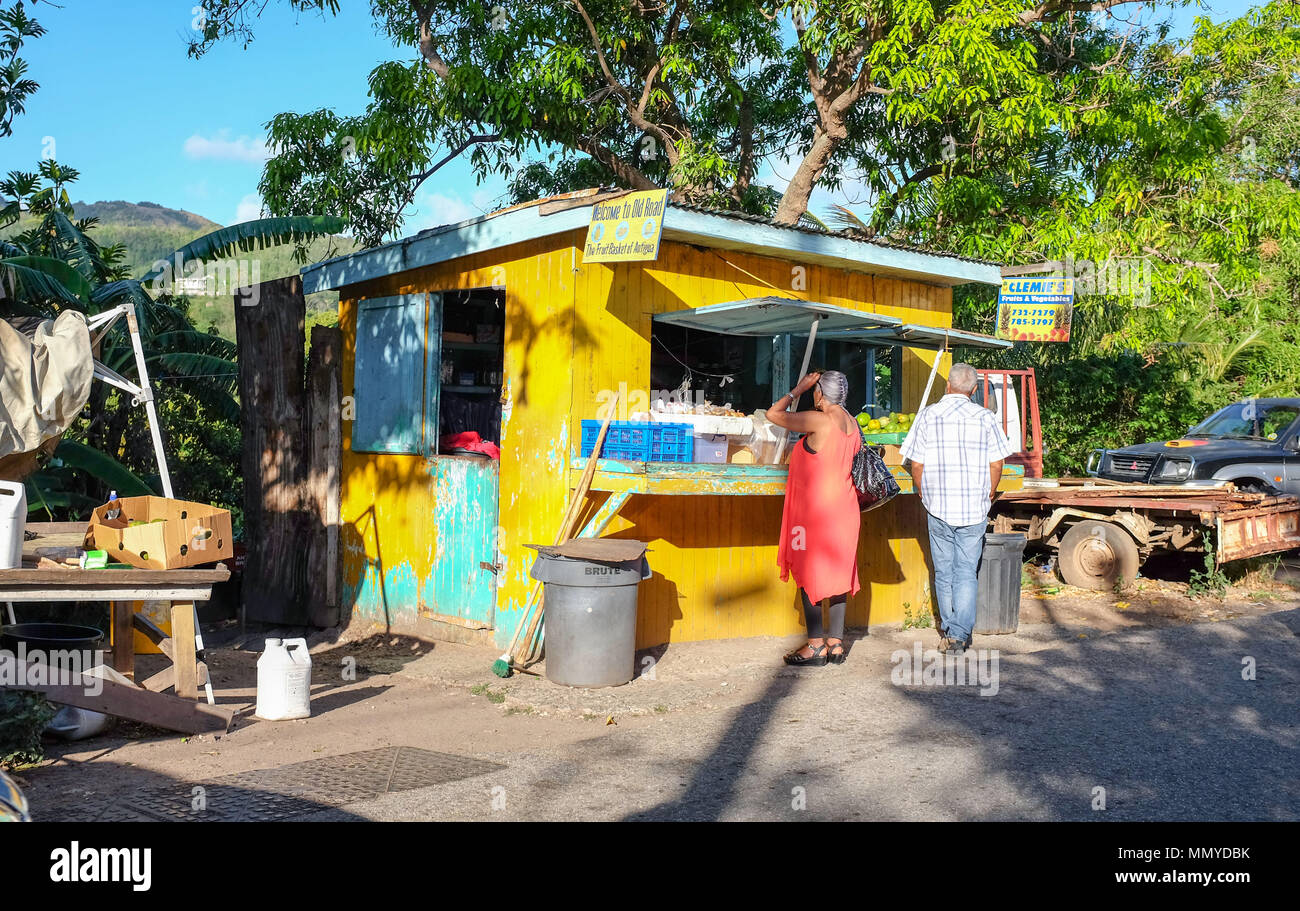 Antigua Inseln der Kleinen Antillen in der Karibik West Indies - Typische am Straßenrand stehen oder Shop Verkauf von Obst und Gemüse Stockfoto Antigua Inseln der Kleinen Antillen in der Karibik West Indies - Typische am Straßenrand stehen oder Shop Verkauf von Obst und Gemüse Stockfoto