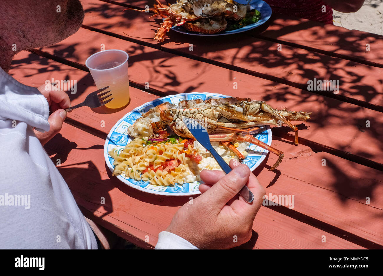 Antigua Inseln der Kleinen Antillen in der Karibik West Indies - Essen einer Hummer Mittagessen als Teil einer Bootsfahrt nach Great Bird Island Antigua Stockfoto