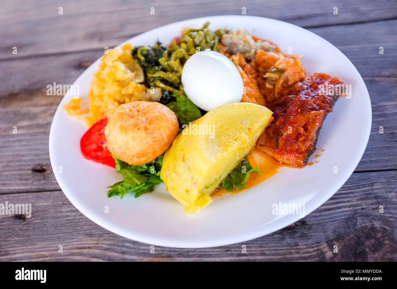 Antigua Inseln der Kleinen Antillen in der Karibik West Indies - Traditionelle Antiguan Frühstück einschließlich gewürzt Salz Fisch, fungee und Johnnie Kuchen Stockfoto