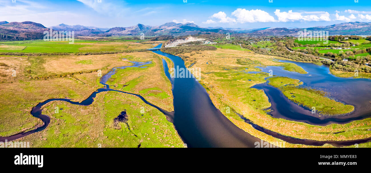 Luftaufnahme der Glaslyn Sümpfen in der Nähe des Bahnhofs mit dem Snowdonia Mountain Range National Park im Hintergrund - Porthmadog, Wales - Großbritannien Stockfoto