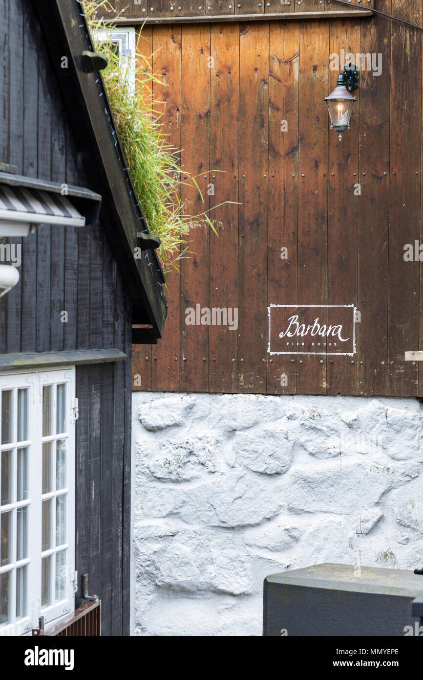 Typische rasen Dach von Barbara Fish House Restaurant, Torshavn, Streymoy Island, Färöer Inseln Stockfoto