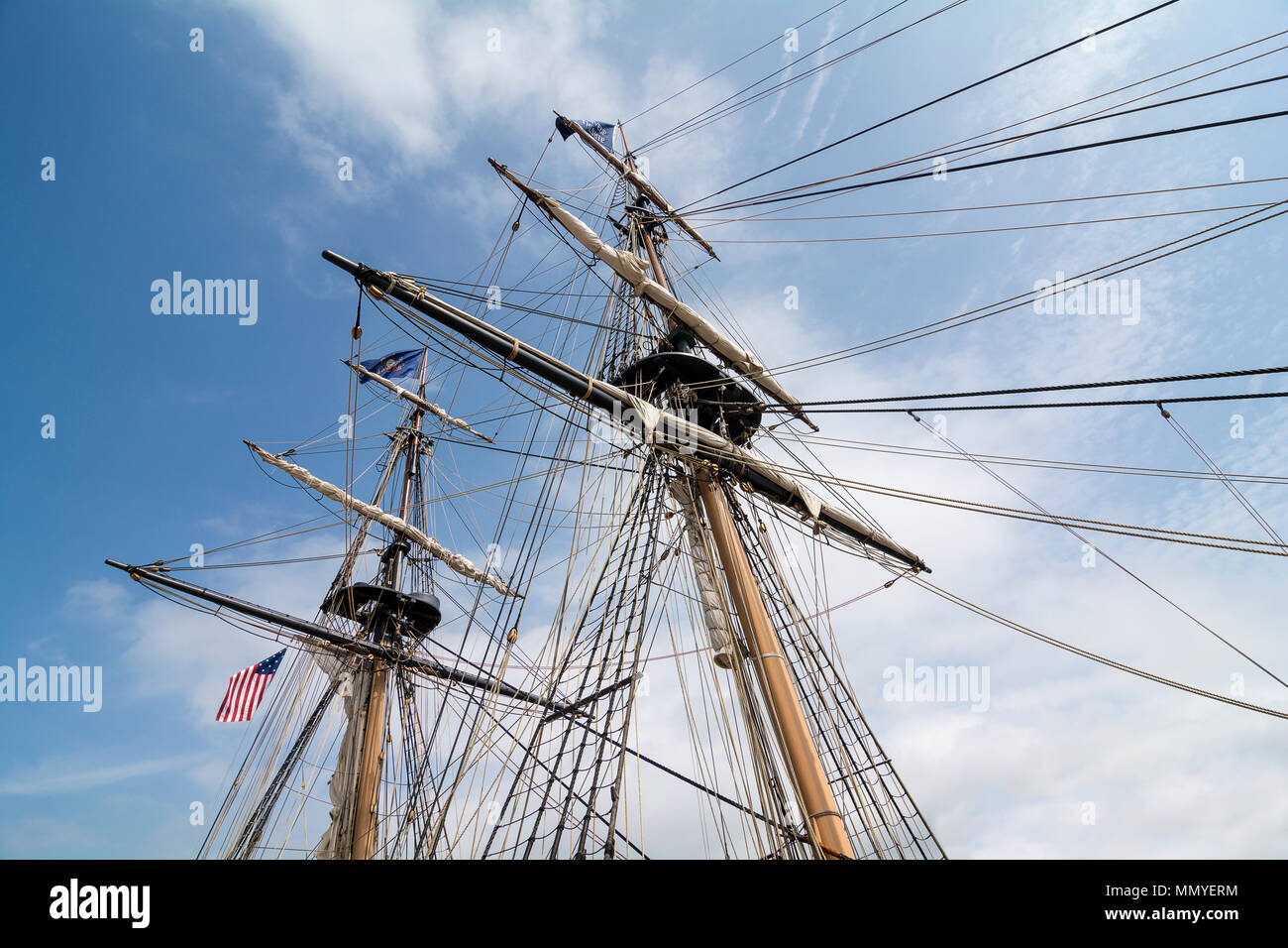 Die Masten und die Takelage des Tall Ship US-Brig Niagara vor einem Blauen, Cloud Sky gefüllt. Stockfoto