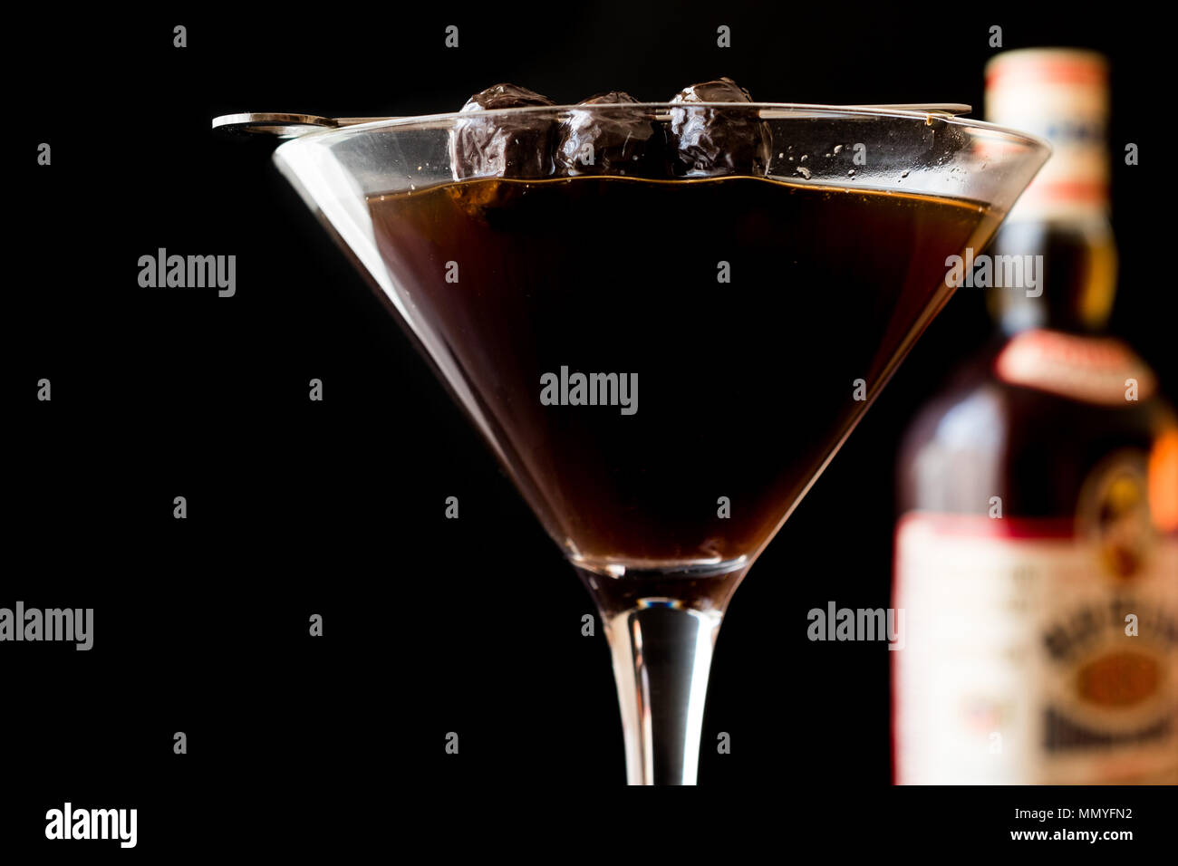 Schwarz Manhattan Cocktail mit Oliven auf dunklen Holz- Oberfläche. Dunkle Konzept. Stockfoto