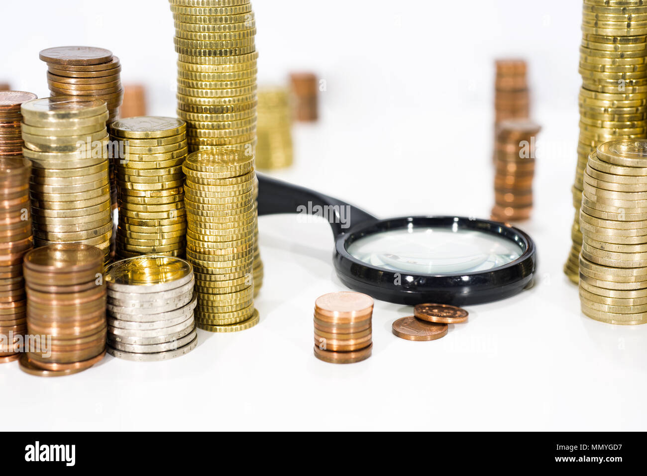 Abstrakte foto Geld suchen. Isolierte Münzen auf weißem Hintergrund. Stockfoto