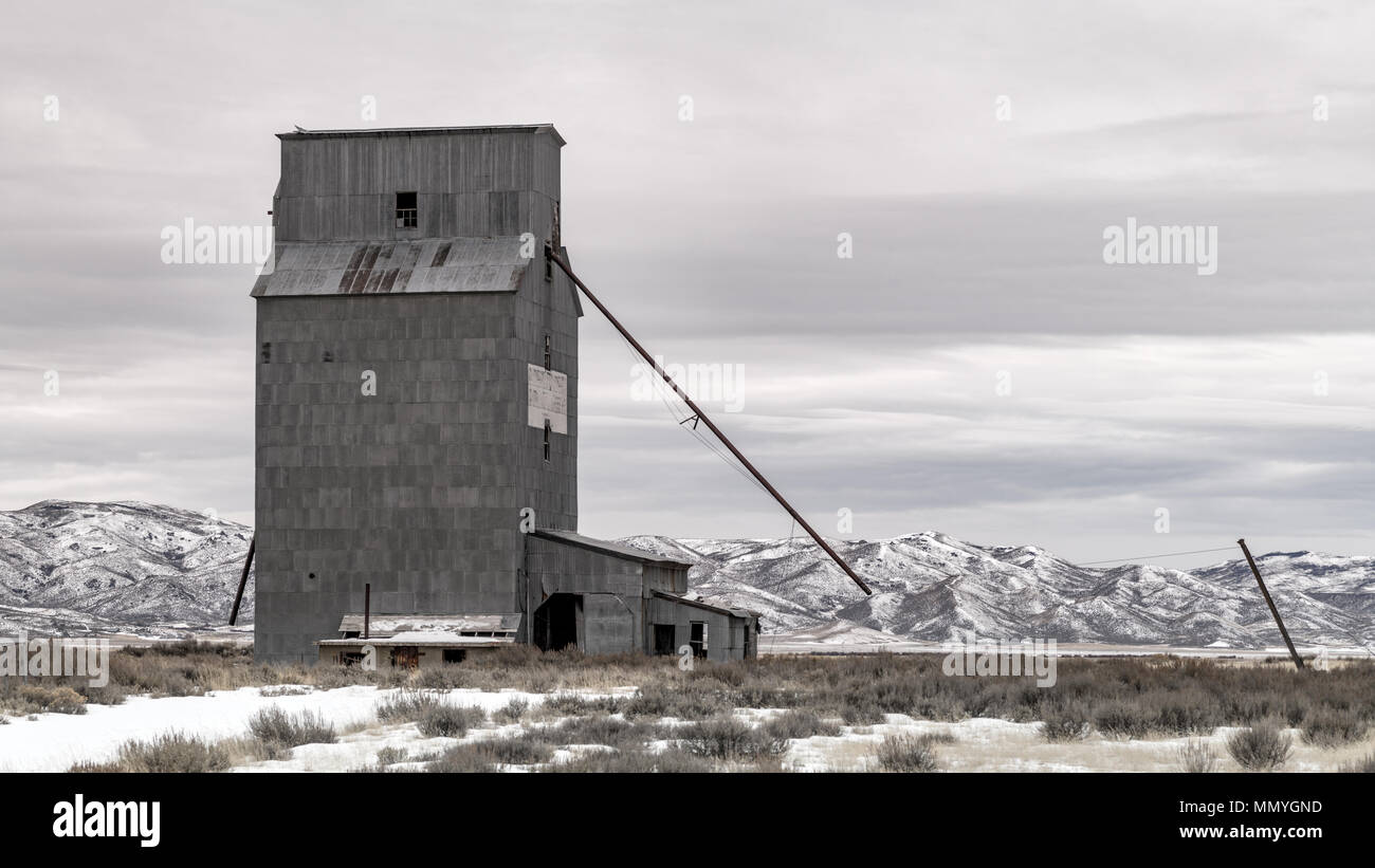 Schnee und Salbei Bürste umgibt ein altes Quadrat Silo in der Nähe von Fairfield Idaho Stockfoto