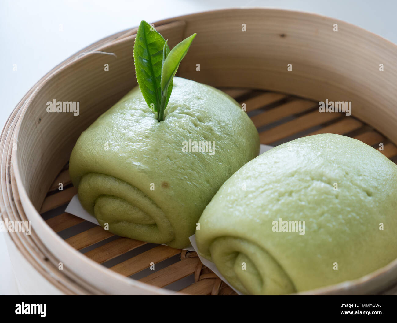 Chinesische gedmpfte Brtchen mit den grnen Baum Geschmack, im Bambus  Korb serviert Stockfotografie - Alamy