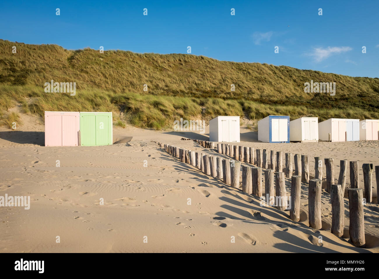 Pastellfarbenen Badekabinen am Strand von Domburg in den Niederlanden Stockfoto