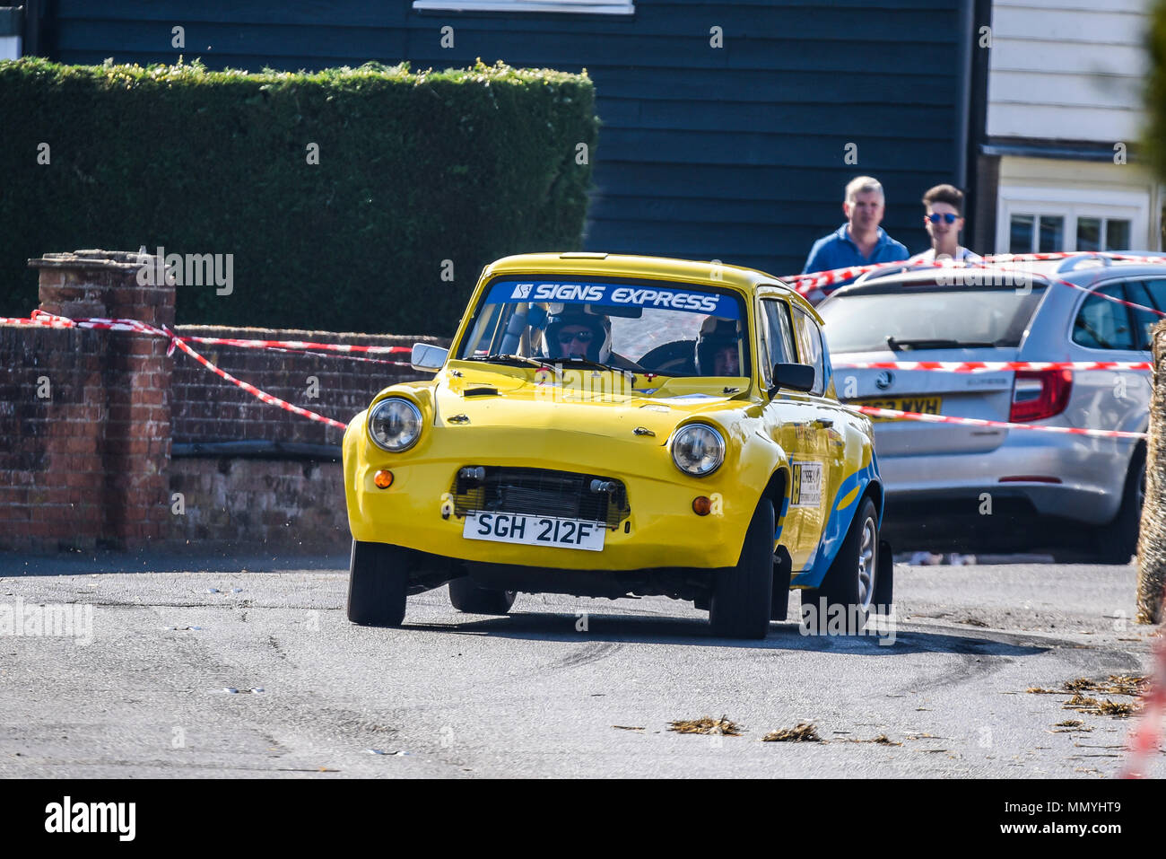 John Cooledge Treiber Louise Cooledge co Treiber racing Ford Anglia in der geschlossenen öffentlichen Straße Corbeau Sitze Auto Rallye Tendring und Clacton, Essex, Großbritannien Stockfoto